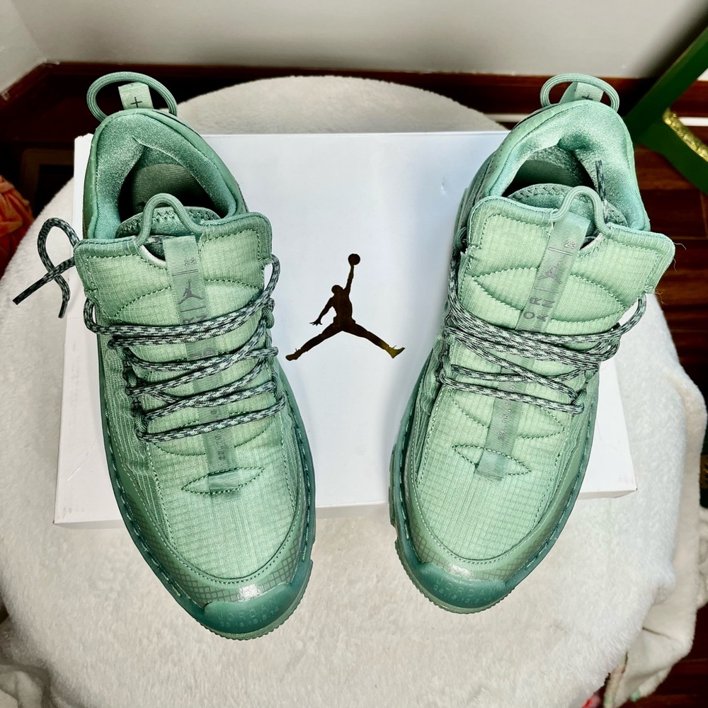 Nike Jordans Air Mae, Dutch Green, NEW IN FULL BOX. Size 7. W/Charm.